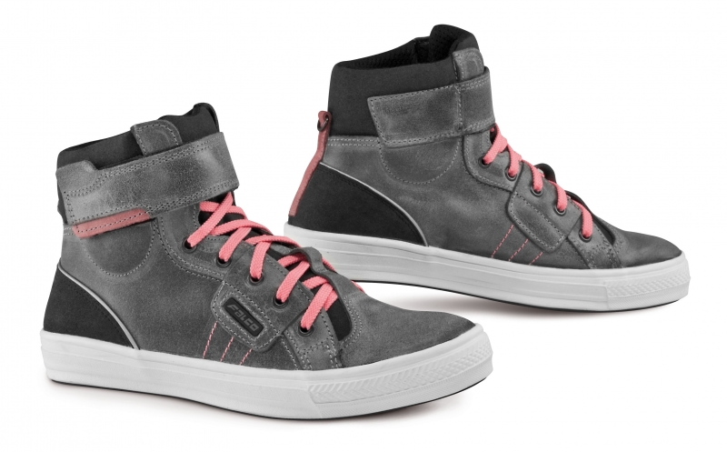 Kamila 2, per il 2016 la nuova sneaker da moto per donna da Falco
